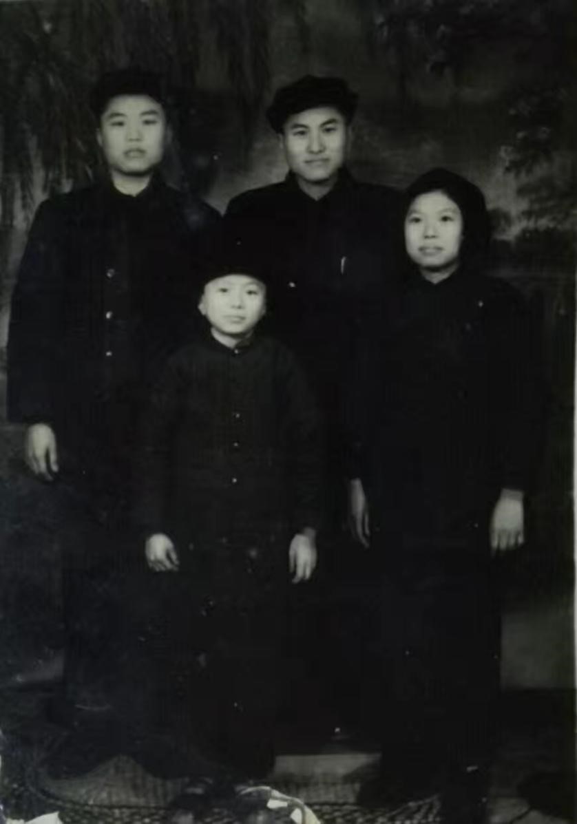 凌家四兄妹，后排左起凌炳元、凌正元，前排左起凌雪元、凌川弟（核物理科學(xué)家）