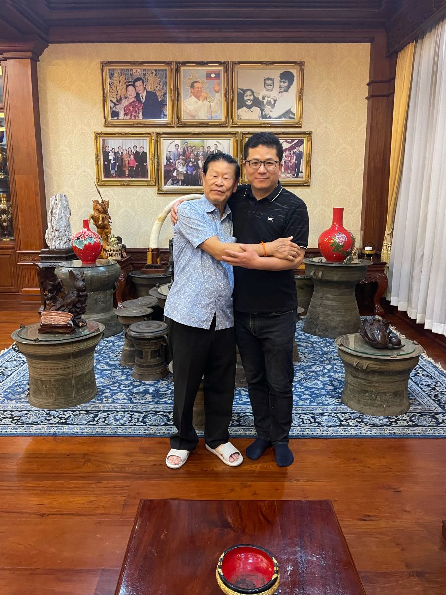 凌緒光（全名宋沙瓦．凌沙瓦Somsavat Lengsavad）先生與凌總在萬(wàn)象家中合影