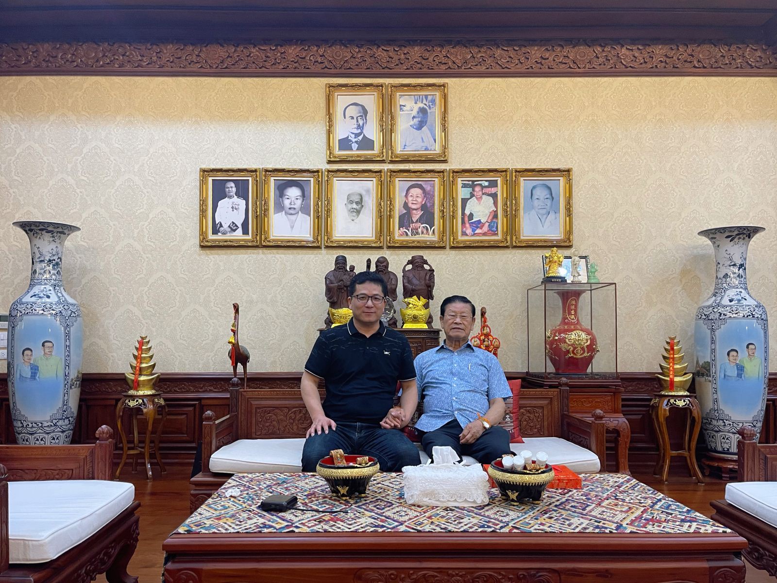 凌緒光（全名宋沙瓦．凌沙瓦Somsavat Lengsavad）先生與凌總在萬(wàn)象家中合影