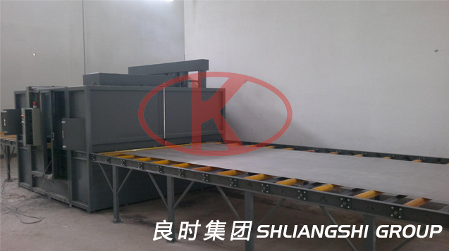 上海良時為客戶設(shè)計(jì)制造鋁薄板滾軸輸送自動噴砂機(jī)
