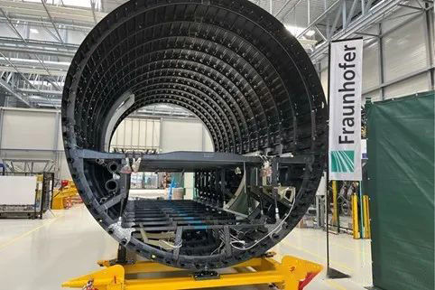 圖 2 位于德國施塔德弗勞恩霍夫研究所的MFFD飛機(jī)機(jī)身部件通過熱塑性復(fù)合材料焊接工藝進(jìn)行連接