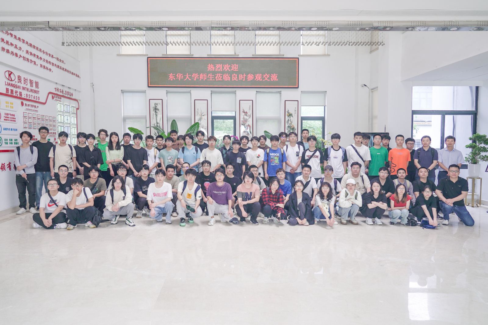 東華大學(xué)大三學(xué)生在良時大廳合影