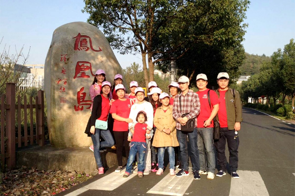 上海良時(shí)大別山助學(xué)之旅出發(fā)了，助學(xué)+拓展+野營(yíng)。