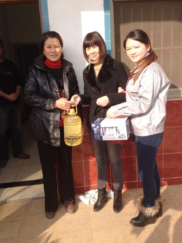 愛心團(tuán)隊(duì)慰問老人和殘疾人家庭