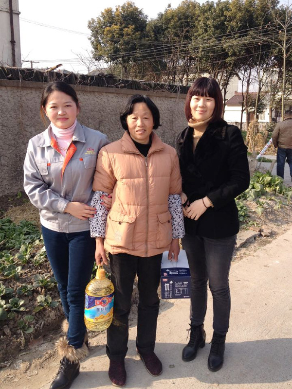 愛心團(tuán)隊(duì)慰問老人和殘疾人家庭