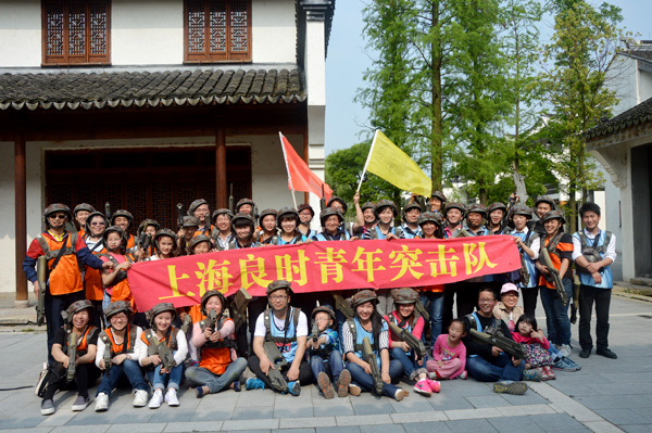 上海良時青年突擊隊拓展訓練真人CS巷戰(zhàn)取得圓滿成功雙方凱旋歸隊大合影！